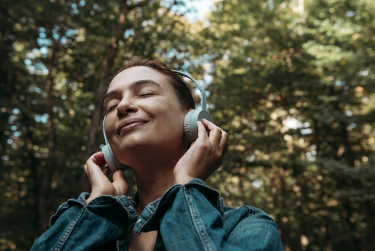 Schließen Sie Ihre Augen und hören Sie Musik