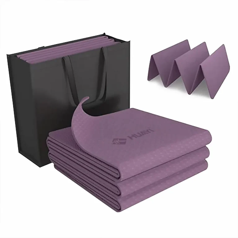 Kompakte, lila faltbare Yogamatte mit Tragetasche, ideal für unterwegs.